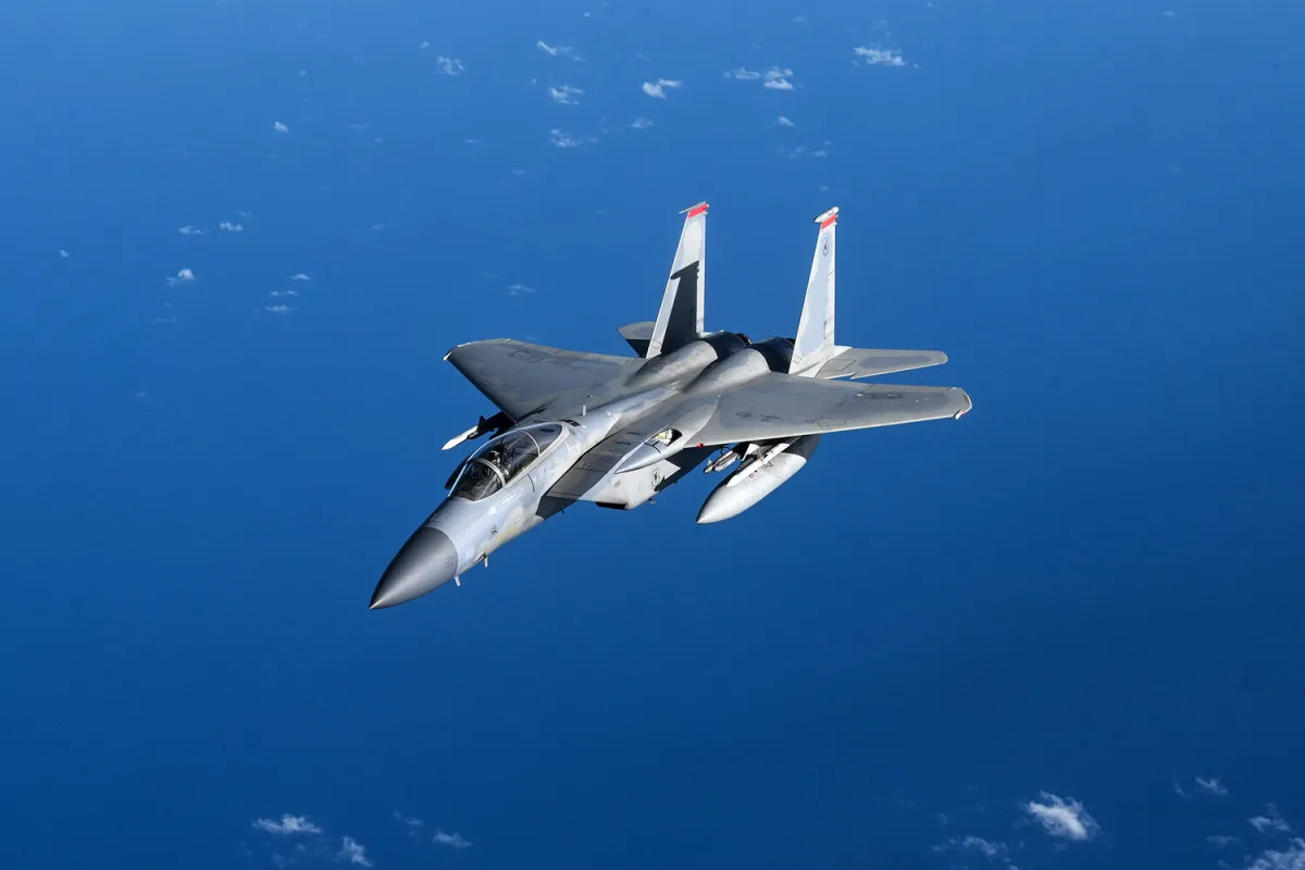 US-Israeli Rescue Efforts After F-15 Crash in Iran Amid Israeli Air Raid Alerts