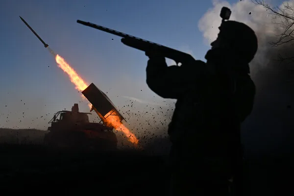 Russian Coordinated Attacks Target Ukraine's Energy Infrastructure, Causing Power Outages and Fires in Kyiv