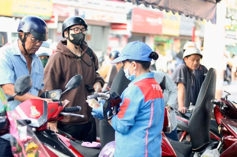 Vietnam's Gig Economy Teeters on Collapse as Fuel Prices Soar from Iran's Blockade