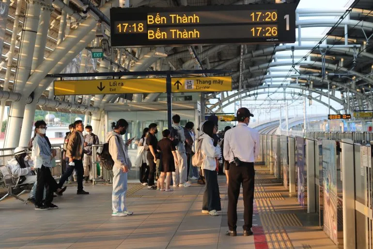 Vietnam's Gig Economy Teeters on Collapse as Fuel Prices Soar from Iran's Blockade